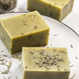 Savon solide corps & cheveux à l’huile d’olive bio : le couteau suisse de votre salle de bain (100 g)